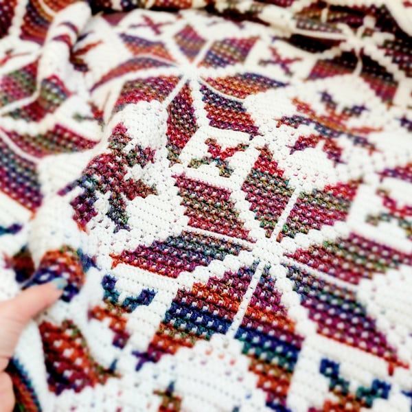 Ambiente navideño: Patrón de manta de crochet con mosaico superpuesto. Gráficos y patrón escrito (Patrón en PDF)
