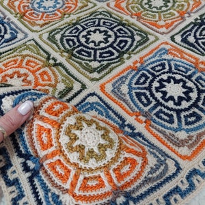 Patrón de crochet con motivo de mosaico superpuesto MOSAIC AURA. Patrón escrito, imágenes después de cada vuelta y videotutorial