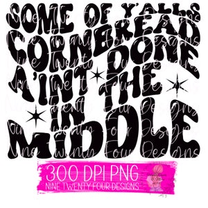 Puede incluir: Diseño gráfico en blanco y negro con el texto "Some of y'alls cornbread ain't done in the middle". El diseño es de estilo retro con estrellas y un fondo rosa.