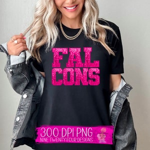 Può includere: T-shirt nera con la scritta "FALCONS" in grandi lettere rosa scintillanti. La maglietta presenta anche il testo "300 DPI PNG" e "NINE TWENTY FOUR DESIGNS" in uno striscione rosa nella parte inferiore.
