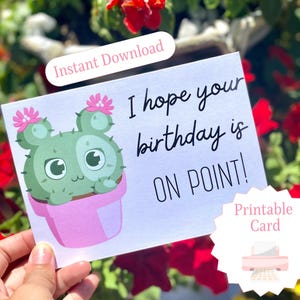 Può includere: Biglietto di auguri bianco con un cactus dei cartoni animati in un vaso rosa. Il cactus ha una faccia sorridente e fiori rosa. Il testo recita: "I hope your birthday is ON POINT!" e "Instant Download" e "Printable Card".