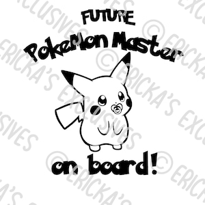 Könnte beinhalten: Schwarz-weiße Grafik mit Pikachu, Schnuller und dem Text "FUTURE Pokemon Master on board!" in verspielter Schrift. Das Design ist schlicht und auffällig, ideal für Kinder.