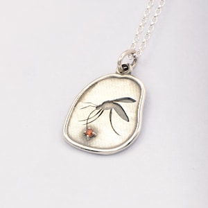 Ciondolo a forma di zanzara in argento sterling 925, ciondolo in argento con pietra rossa, ciondolo fossile, collana con animali in argento sterling, arte a forma di puntura di zanzara