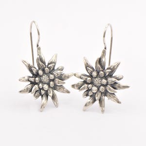 Silver Edelweiss Örhängen – Alpin Elegans i Blom