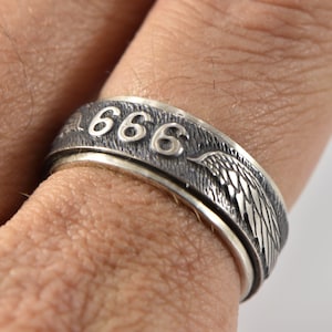 Anel de prata giratório com número de anjo 666