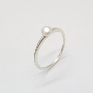 Small silver pearl ring