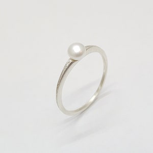 Dainty Silver pearl ring