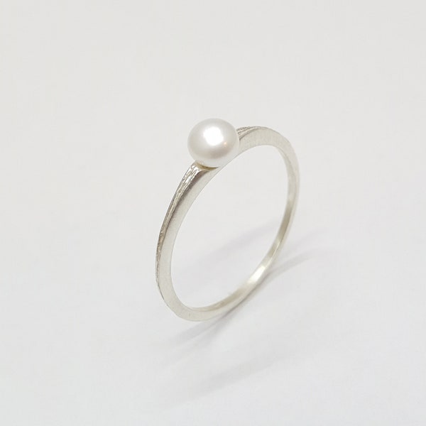 Small 925 silver pearl ring