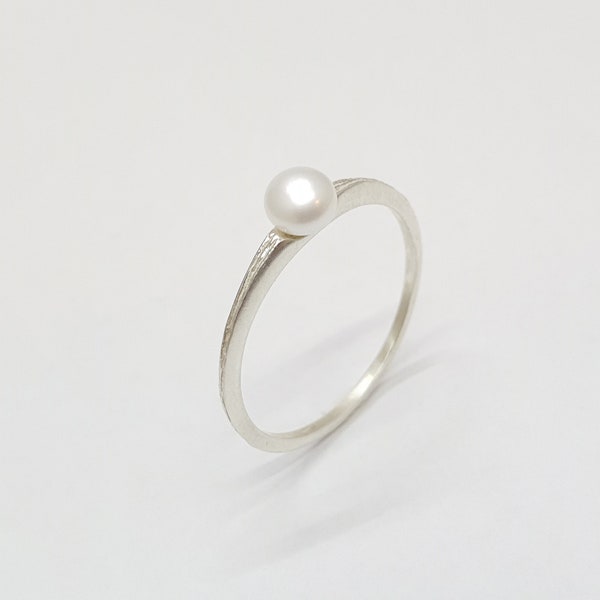 Dainty Silver pearl ring