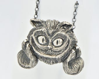 Pendentif chat du Cheshire en argent – oxydé avec de petits détails