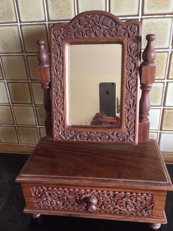 Vintage wooden medallion jewellery Gem