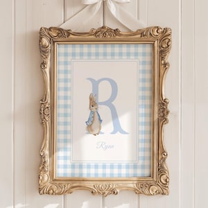 Decoración de pared para habitación de Peter Rabbit con cuadros azules, monograma de Peter Rabbit, inicial personalizada para bebé niño, decoración de habitación de niño, imprimible