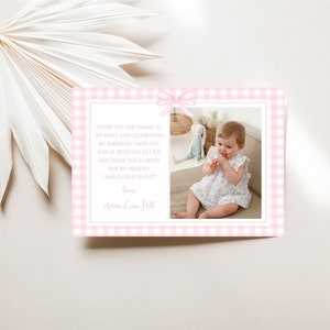 Cartão de agradecimento com guingão rosa, laço de 1º aniversário, primeiro aniversário de menina, modelo de cartão de agradecimento, aniversário de guingão de menina, editável, 013
