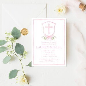 Pode incluir: Convite de batismo rosa e branco com uma cruz e um la&ccedil;o. O convite diz "Por favor, junte-se a n&oacute;s para o batismo da nossa menina LAUREN MILLER Domingo, 6 de maio de 2023 &agrave;s 10:30 Igreja de S&atilde;o Patr&iacute;cio 11 Main St-Malvern- PA Um lanche ser&aacute; servido ap&oacute;s o batismo 123 Main Street Malvers PA"