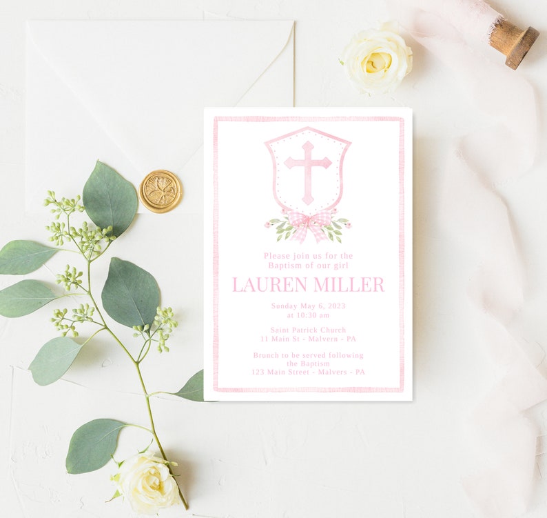 Pode incluir: Convite de batismo rosa e branco com uma cruz e um la&ccedil;o. O convite diz "Por favor, junte-se a n&oacute;s para o batismo da nossa menina LAUREN MILLER Domingo, 6 de maio de 2023 &agrave;s 10:30 Igreja de S&atilde;o Patr&iacute;cio 11 Main St-Malvern- PA Um lanche ser&aacute; servido ap&oacute;s o batismo 123 Main Street Malvers PA"