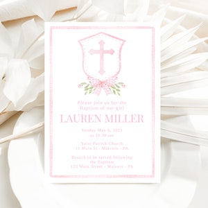 Pode incluir: Convite de batismo rosa e branco com uma cruz e um la&ccedil;o. O convite diz "Por favor, junte-se a n&oacute;s para o batismo da nossa menina LAUREN MILLER Domingo, 6 de maio de 2023 &agrave;s 10:30 Igreja de S&atilde;o Patr&iacute;cio 11 Main St - Malvern - PA Brunch a ser servido ap&oacute;s o batismo 123 Main Street - Malvern - PA"
