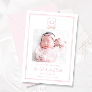Tarjeta de anuncio de nacimiento para niña, tarjeta con foto de bebé recién nacido, escudo rosa con monograma, anuncio tradicional de bebé recién nacido con foto, NB2