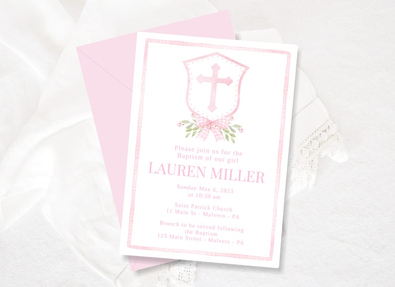 Pode incluir: Um convite de batismo rosa e branco com um design de cruz e la&ccedil;o. O convite diz "Por favor, junte-se a n&oacute;s para o batismo da nossa menina LAUREN MILLER Domingo, 6 de maio de 2023 &agrave;s 10:30 Igreja de S&atilde;o Patr&iacute;cio 11 Main St - Malvern - PA O brunch ser&aacute; servido ap&oacute;s o batismo 123 Main Street Malvers PA"