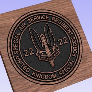 Pode incluir: Uma placa de madeira com um emblema preto e cobre. O emblema é um círculo com o texto "22 SPECIAL AIR SERVICE REGIMENT UNITED KINGDOM SPECIAL FORCES" ao redor do exterior. Dentro do círculo há uma adaga alada com o texto "WHO DARES WINS" e o número "22".