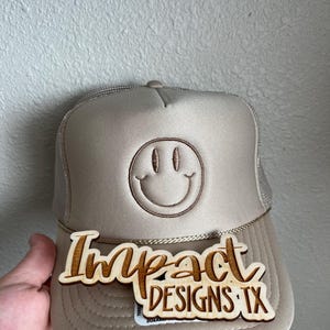 Gestickter Smiley Trucker Hut, gestickter Trucker Hut, neutraler Hut, neutrales Smiley Gesicht, minimalistischer Hut, Smiley Trucker Hut