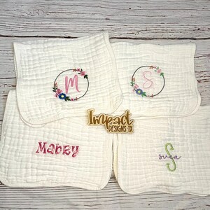 カスタムベビーバープクロス - パーソナライズされた刺繍入りバープクロス、ベビーシャワーギフト、ユニークなベビーギフト、カスタムベビーエッセンシャル、モスリンクロス
