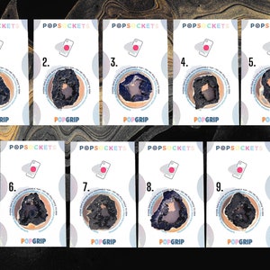 Könnte beinhalten: Neun verschiedene Handygriff-Designs mit einem schwarz-weißen Achatmuster mit einem Loch in der Mitte. Jedes Design ist mit einer Nummer von 1 bis 9 gekennzeichnet. Die Handygriffe befinden sich auf einem weißen Hintergrund mit den Worten "POPSOCKETS" und "POPGRIP", die auf jedes Design gedruckt sind.