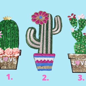 Könnte beinhalten: Drei gestickte Kaktus-Patches mit Pailletten. Der erste Kaktus ist grün mit rosa Blüten und dem Wort "LOVE" auf dem Topf. Der zweite Kaktus ist grün und weiß mit einer rosa Blüte und einem rosa, blauen und weißen gestreiften Topf. Der dritte Kaktus ist grün mit rosa Blüten und dem Wort "LOVE" auf dem Topf.