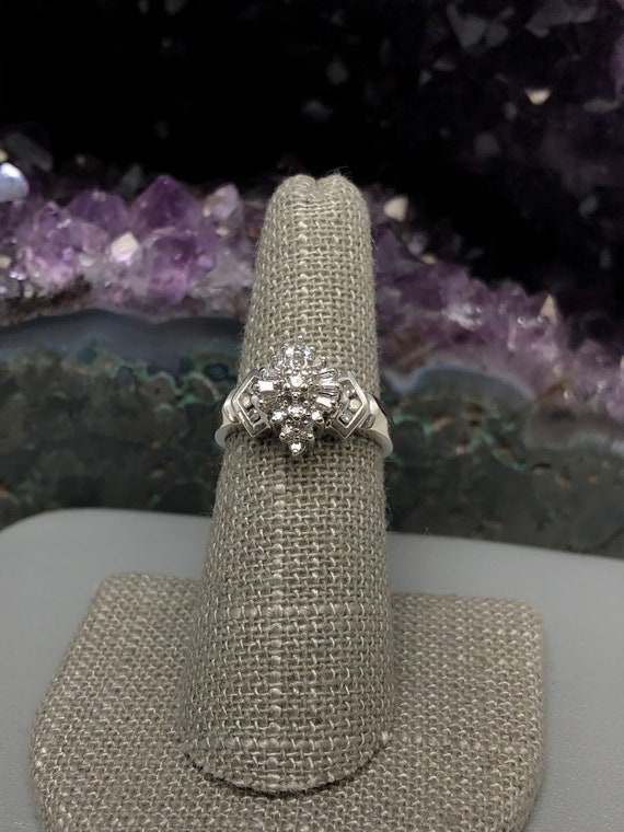 Rare!! Vintage 10K white gold ring with 25 Genuin… - image 2