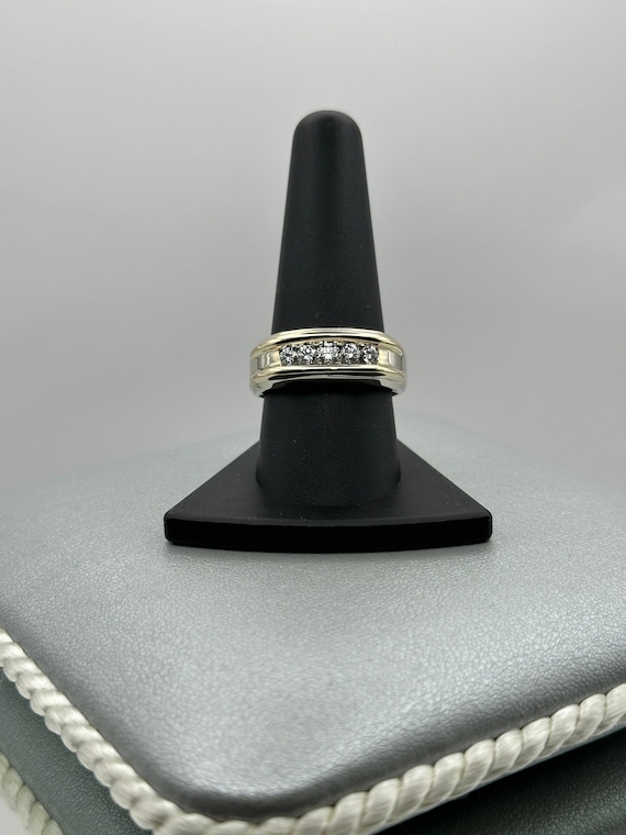 Classic vintage two tone 14K ring with 5 Natural D
