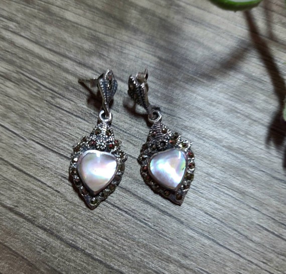 Sterling Silver Green Mother of Pearl Heart Dangle Earrings Sterling Silver Green Mother of Pearl Heart Dangle Earrings