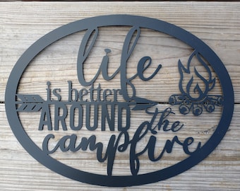 Life is Better around the Campfire Ovales Metallschild mit hinterem Aufhänger - Wandbehang aus Stahl für den Innen- oder Außenbereich - Cabine, RV, Camper Decor