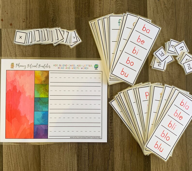 K&ouml;nnte beinhalten: Ein Satz bunter Phonetik-Blend-Builder-Karten f&uuml;r Kinder. Die Karten zeigen verschiedene Buchstabenkombinationen, wie z. B. 'ba', 'be', 'bi', 'bo', 'bu', 'bla', 'ble', 'bli', 'blo' und 'blu'. Die Karten sollen Kindern helfen, Lesen und Schreiben zu lernen.