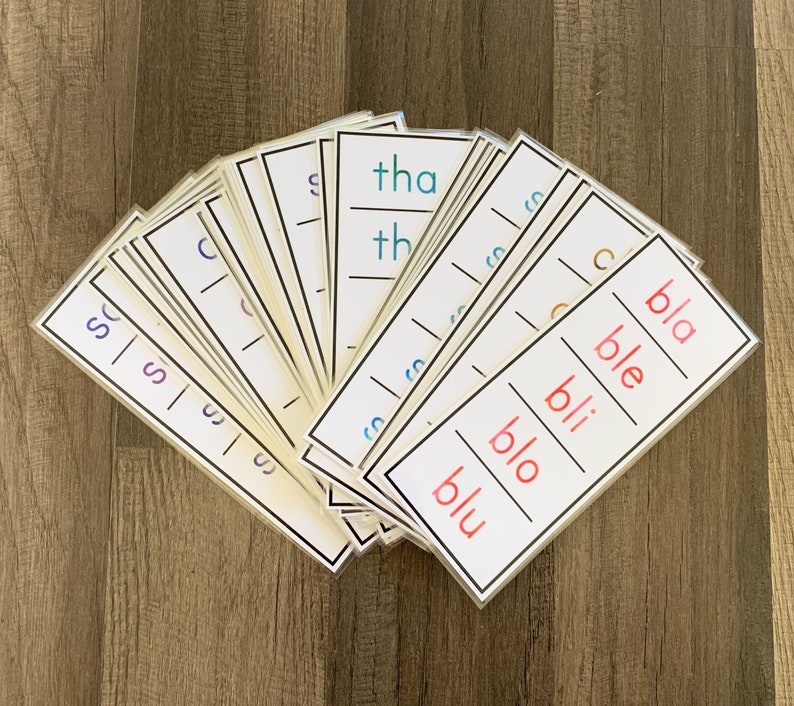 K&ouml;nnte beinhalten: Ein Satz wei&szlig;er Karteikarten mit schwarzen R&auml;ndern und buntem Text. Die Karten zeigen verschiedene Buchstabenkombinationen, darunter "tha", "th", "bla", "ble", "bli", "blo" und "blu".