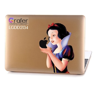 May include: Gold laptop skin with a sticker of Snow White holding a black apple. The sticker has the text "Grafer Distinct Decor" and "LGDD2134".