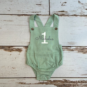 Neugeborenen Baby Jungen Strampler mit Monogramm oder Namen für Coming Home Outfit | 1st Birthday Outfit mit Alter und Name | Sommer-Strampler aus Leinen