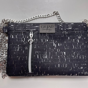 Bolso bandolera Zippy de corcho negro y plata - Clutch con bolsillos verticales delanteros - Interior de lona impermeable - Bolso con correa de cadena o vinilo