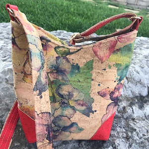 Todo bolso bandolera de corcho ecológico- Tote acentuado floral y rojo - Bolso de flores púrpura y verde - Bolso bandolera de corcho de bolso de primavera