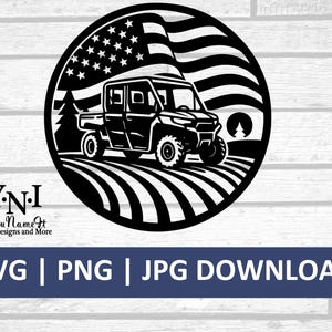 Könnte beinhalten: Schwarz-weiße Grafik eines Geländewagens mit amerikanischem Flaggenhintergrund. Das kreisförmige Design zeigt eine wehende Flagge und eine detaillierte Darstellung des Fahrzeugs. Der Text "SVG | PNG | JPG DOWNLOAD" befindet sich unten.