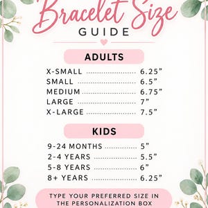 Pu&ograve; includere: Una guida alle taglie dei braccialetti con testo rosa e foglie di eucalipto. Elenca le taglie per adulti da X-Small a 15,88 cm fino a X-Large a 19,05 cm, e le taglie per bambini da 9-24 mesi a 12,7 cm fino a 8+ anni a 15,88 cm.
