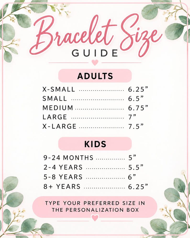 Pu&ograve; includere: Una guida alle taglie dei braccialetti con testo rosa e foglie di eucalipto. Elenca le taglie per adulti da X-Small a 15,88 cm fino a X-Large a 19,05 cm, e le taglie per bambini da 9-24 mesi a 12,7 cm fino a 8+ anni a 15,88 cm.