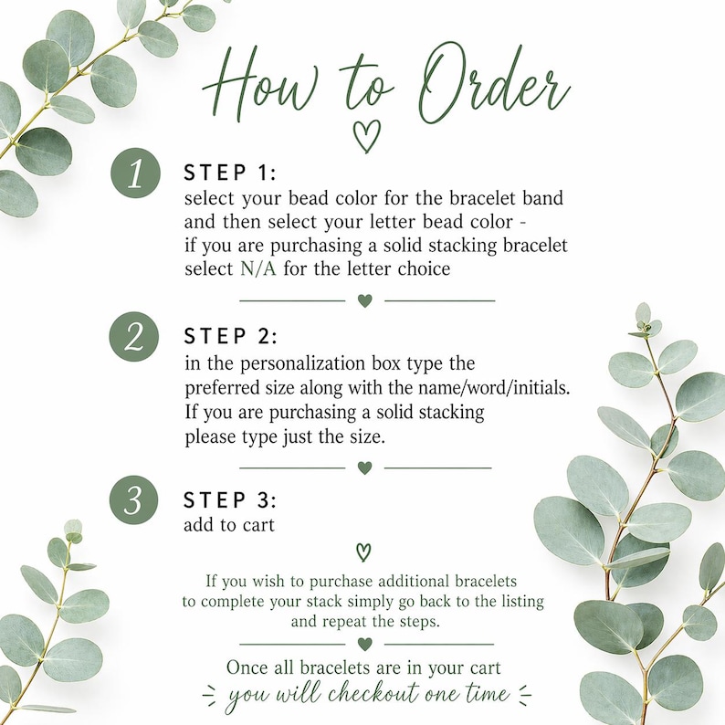 Pu&ograve; includere: Un grafico di istruzioni intitolato How to Order con rami di eucalipto verde sui lati. Elenca tre passaggi per ordinare braccialetti personalizzati, inclusa la selezione dei colori e l'inserimento dei dettagli di personalizzazione.