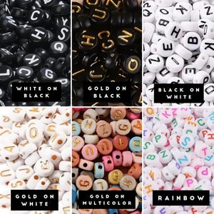 Pu&ograve; includere: Una collezione di perline rotonde con lettere in sei varianti: lettere bianche su nero, dorate su nero, nere su bianco, dorate su bianco, dorate su perline pastello multicolori e lettere arcobaleno su fondo bianco.