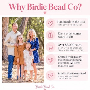 Pu&ograve; includere: Un grafico informativo intitolato Why Birdie Bead Co? con una fotografia di una famiglia di quattro persone all'aperto. A destra sono elencati cinque punti con icone: Handmade in the USA, Every order comes ready to gift, Over 85,000 sales, Crafted with quality materials e Satisfaction Guaranteed.