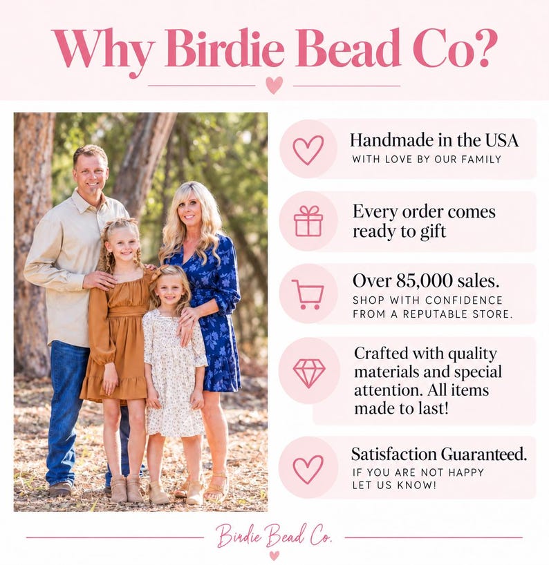 Pu&ograve; includere: Un grafico informativo intitolato Why Birdie Bead Co? con una fotografia di una famiglia di quattro persone all'aperto. A destra sono elencati cinque punti con icone: Handmade in the USA, Every order comes ready to gift, Over 85,000 sales, Crafted with quality materials e Satisfaction Guaranteed.