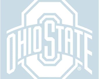 Pode incluir: Logotipo branco da Universidade Estadual de Ohio com um "O" em bloco e as palavras "Ohio State" em um arco acima do "O".