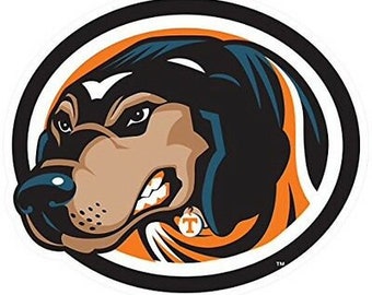 Könnte beinhalten: Eine schwarze und orangefarbene Cartoon-Illustration eines Bloodhound-Hundes mit einem weißen Halsband und einem 'T' darauf. Der Hund schaut nach links und hat einen grimmigen Ausdruck. Der Hund befindet sich in einem schwarzen und weißen Kreis.