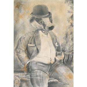 Puede incluir: Un dibujo a lápiz en blanco y negro de un tejón con un traje y un sombrero de copa. El tejón sostiene un vaso de líquido en su mano derecha. El fondo es de color marrón claro.