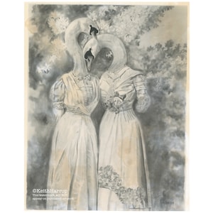 Puede incluir: Una pintura de acuarela de dos mujeres con cabezas de cisne. Las mujeres visten vestidos largos blancos y están de pie en un jardín. La pintura está en tonos grises y blancos.