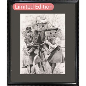 Puede incluir: Dibujo a lápiz en blanco y negro de tres ratones montando una bicicleta. El ratón de delante lleva un sombrero y una chaqueta. El ratón de atrás lleva un sombrero y un vestido. El ratón del medio lleva un sombrero y una chaqueta. El dibujo está enmarcado en un marco negro con las palabras "Edición limitada" en rosa en la parte superior.