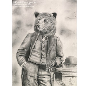 Puede incluir: Un dibujo a lápiz en blanco y negro de un oso con traje y chaleco. El oso se apoya en un pilar de piedra con un sombrero encima.